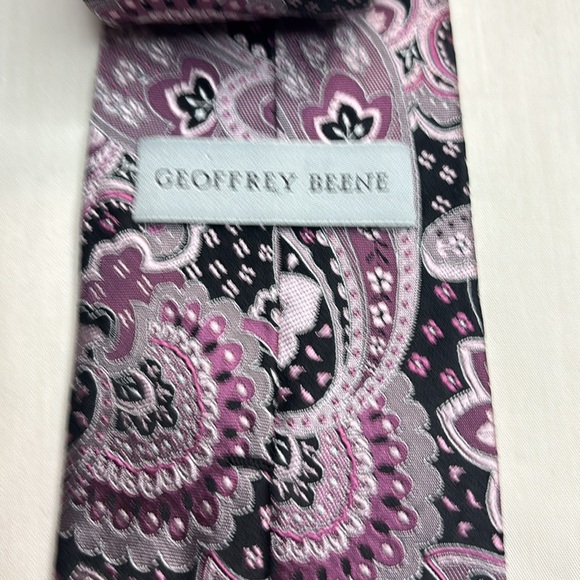 Geoffrey Beene Hand Made Silk Tie - Picture 3 of 5